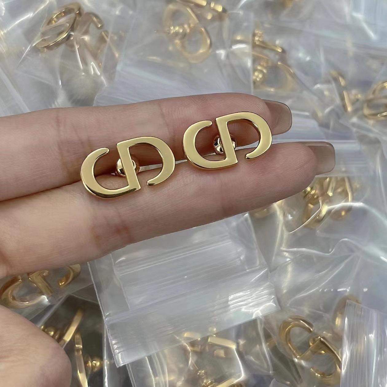

Реальне фото Сережки-цвяхи для носа D s D Brand Репліка зі знаком-літерою CD - Жіночий Простий Гладкий Дизайн