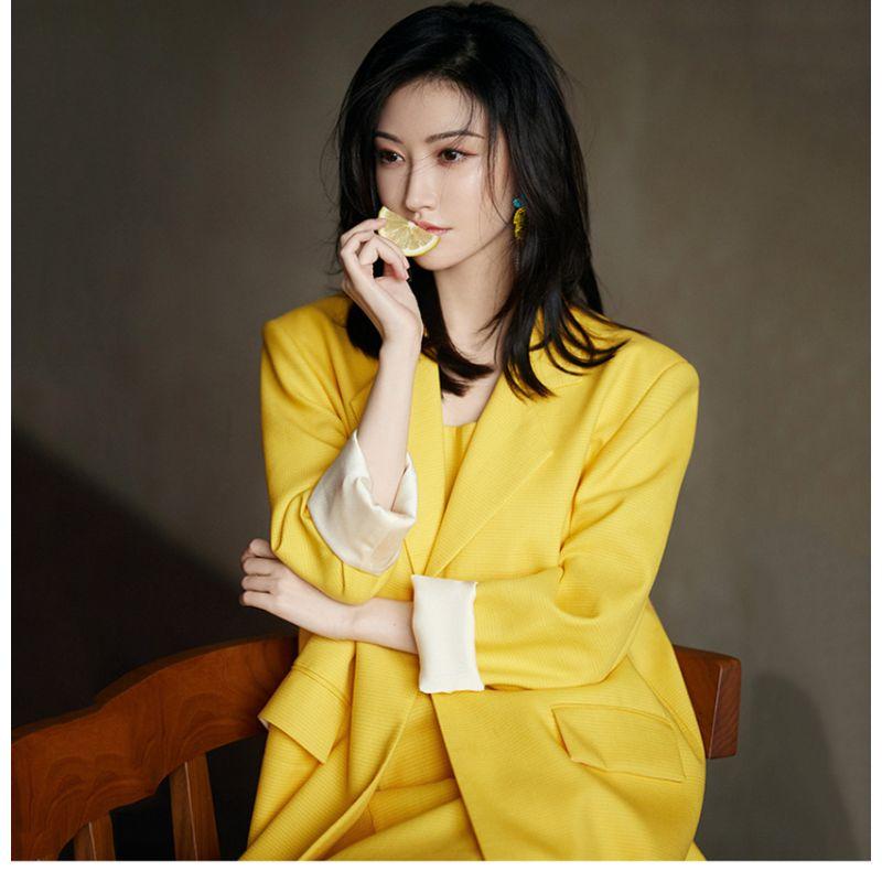 

Костюм лимонно-желтого цвета 2025 Новое поступление Плечи под прямым углом Воротник с лацканами Миди Длинный Профильный Костюм, стройнящий фигуру Юбочный костюм для женщин Yellow S