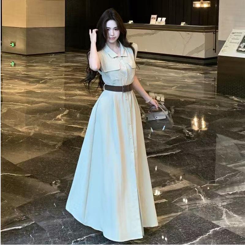 Elegantes schwarzes ärmelloses Kleid mit Hemdkragen & schlankmachender Taille