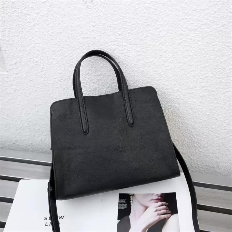 

Big Women Genuine Leather Tote Bag 2026 New Oilwax Cow Leather Handbag Fashi Ladies Shoulder or Crossbody Bags