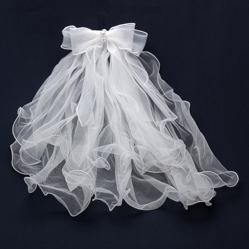 

Уличная свадебная фотография с милыми рукавами-буфами для невесты, украшенными ювелирными изделиями ручной работы и аксессуарами для волос