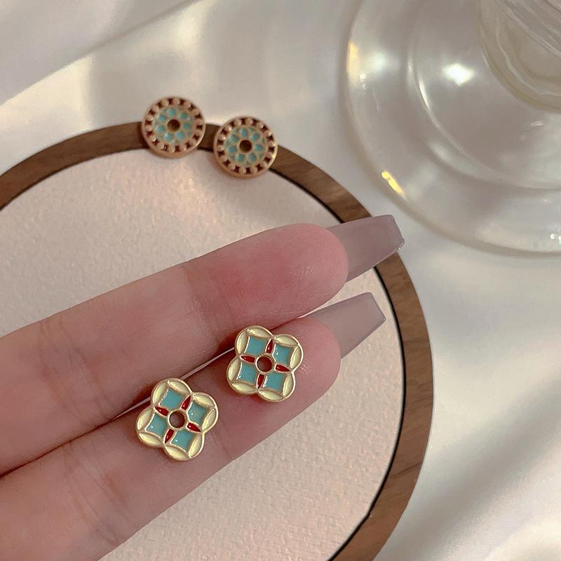 Round Flower Roulette Earrings Simple and Small Design High-end Earrings Fashion Versatile Earrings Women