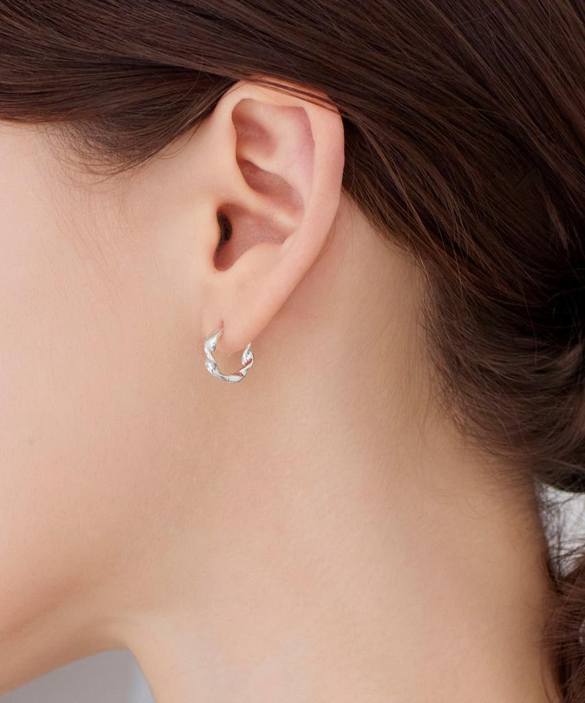 Dmoment Eir Twist One-Touch Earrings (925 Silver)