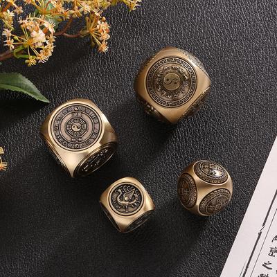 Mosazná otočná rukojeť se šestihrannou koulí a mincemi pěti císařů, stolní ozdoba