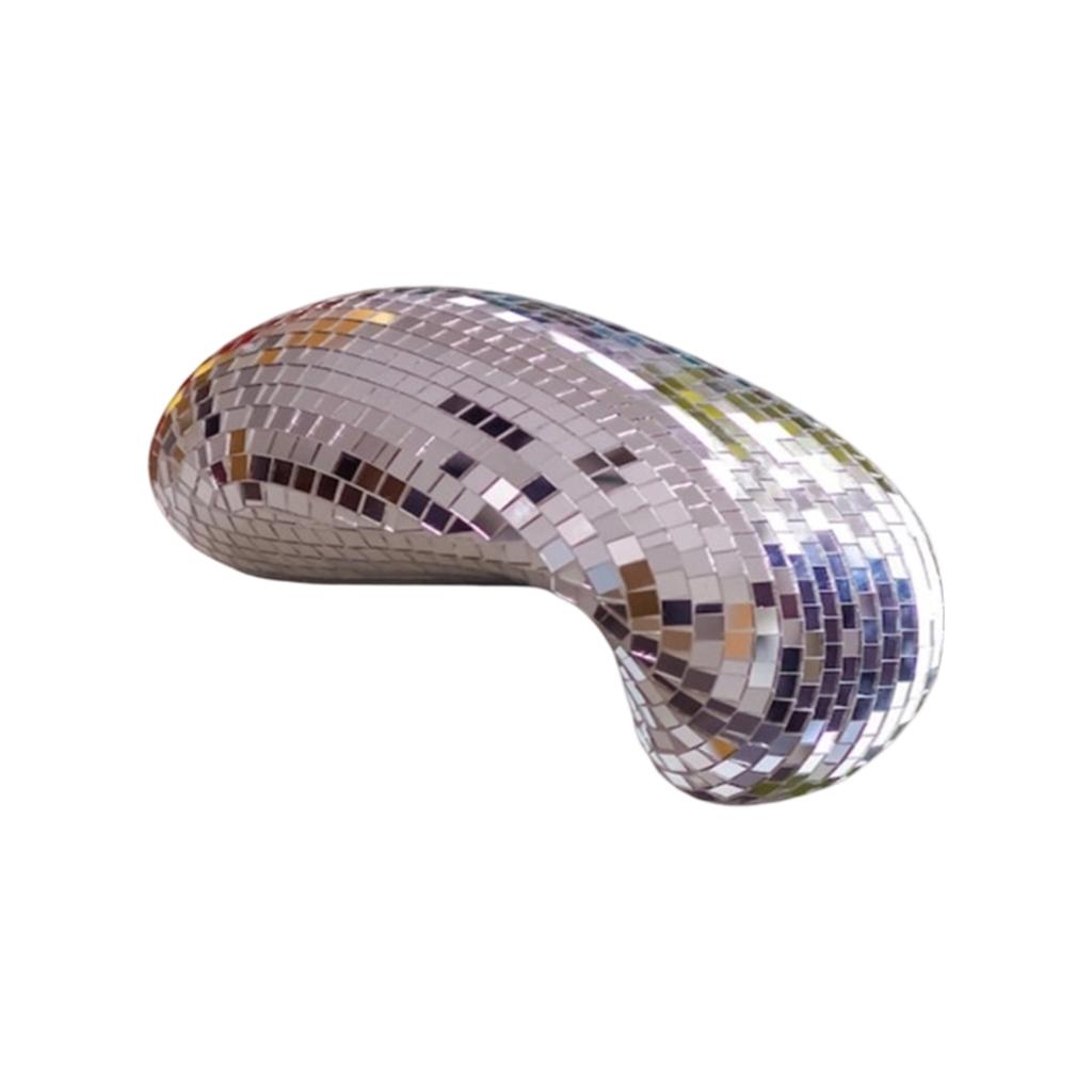 Eine schmelzende Discokugel-Dekoration: Ein einzigartig gestalteter Retro-Artikel für die Heimdekoration.