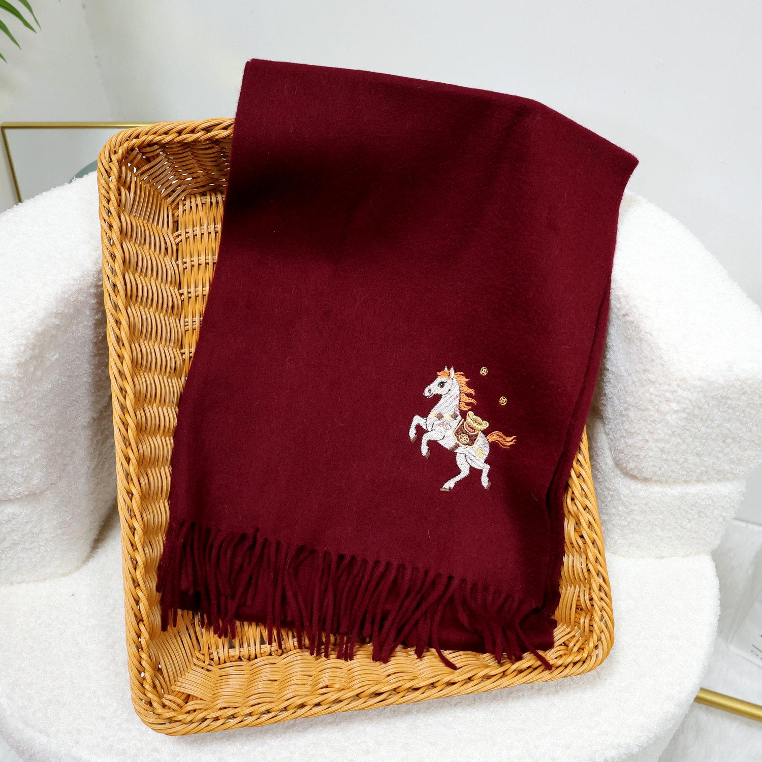 

Шарф из мериносовой шерсти с вышивкой Год Лошади - Теплый, Толстый Осенне-Зимний Согревающий Шею и Шаль Сувенир Over 175 cm