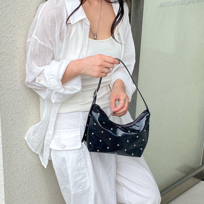 Retro Spice Girl Rivet Underarm Bag Niche Design Sense New Small Handbag Women's Trend Fashion Shoulder Small Square Bag