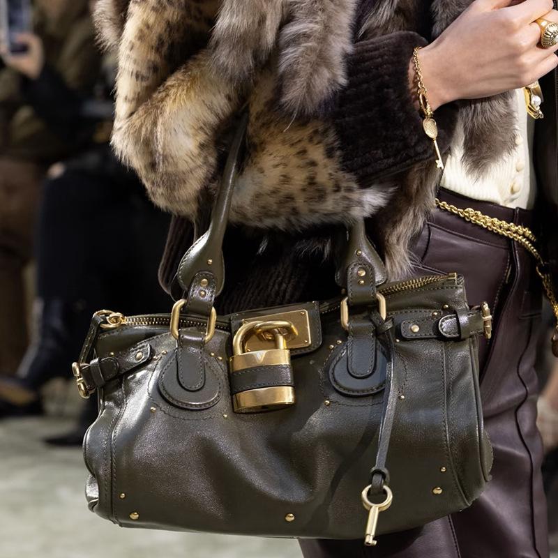 2025 Autumn-Winter Trendy Retro Women's Rivet Shoulder & Underarm Handbag