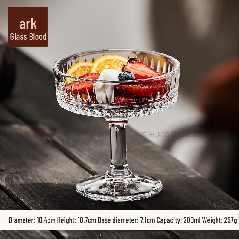 Bicchiere minimalista a stelo a bocca larga per champagne, martini, cocktail, dessert e vino