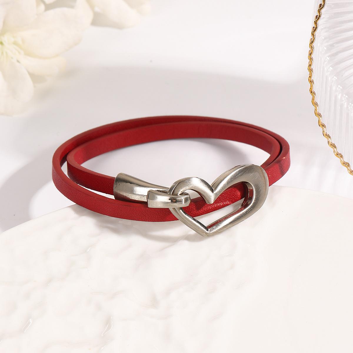 Многослойный набор браслетов с сердечками Мягкий кожаный ремешок-обертка с застежкой из матового металла Уникальный модный аксессуар красный