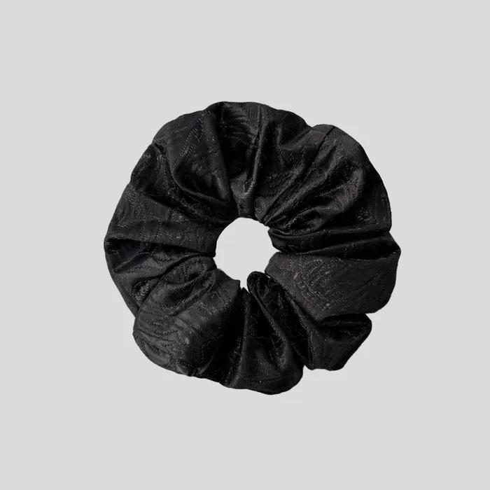 JACQUARD SCRUNCHIE (BLACK)