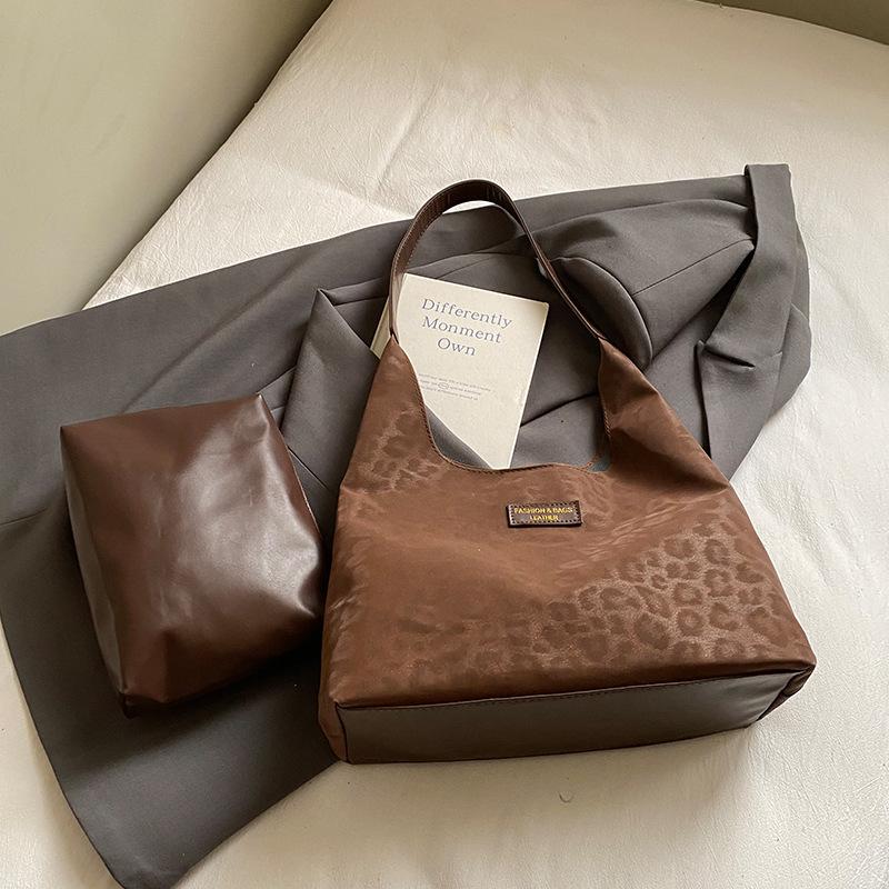 

Autumn retro simple fashion texture large capacity bag autumn and winter new tote bag 2025 trend women s bag