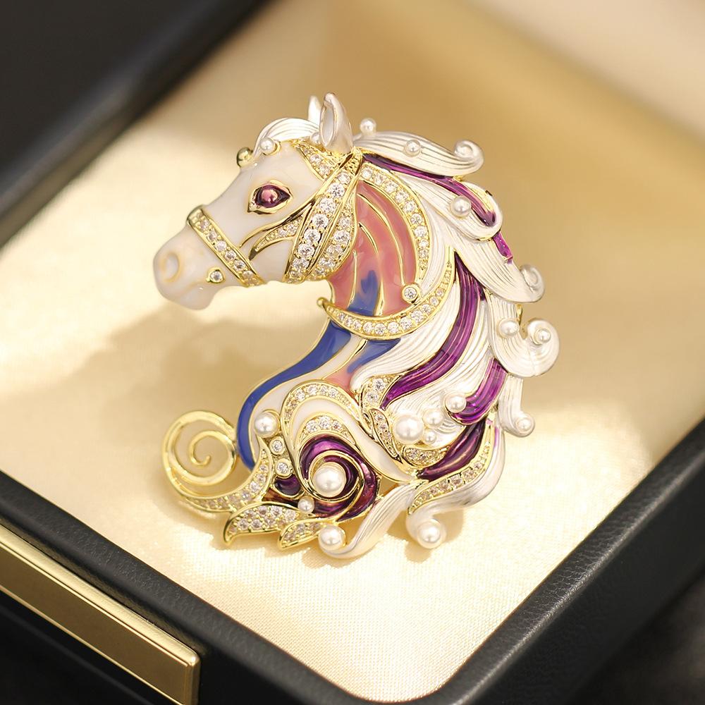 Neues Produkt, verträumte Tropfölgemälde dreidimensionaler weißer Pferdebrooch, elegantes Temperament, fortschrittlicher Sinn, steinbesetzter Tierkreiszeichen-Pin, weiblich