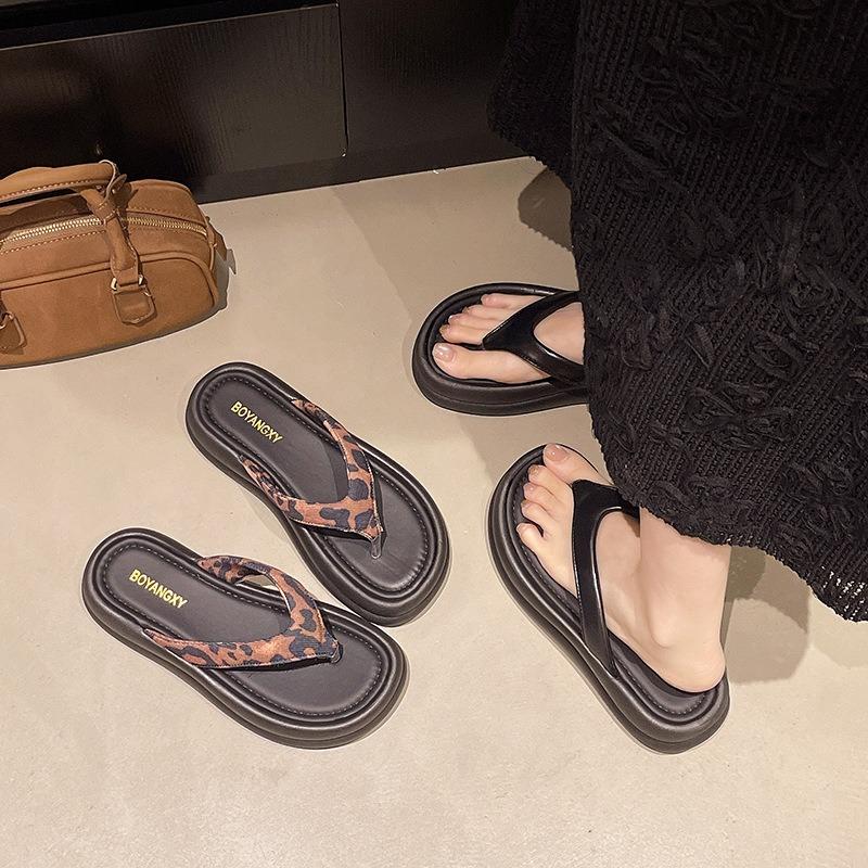 Thick-soled Flip-flops for Women's Summer Wear, New with Skirt, Silver High-end Casual Beach Cool Slippers