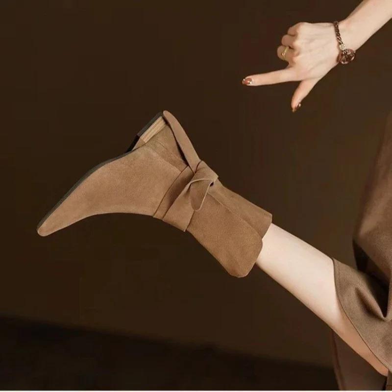 Modedesigner Damen Stiefeletten Spitzschuh Mode Wildlederschuhe 2024 Herbst Neue Marke Blockabsätze Goth Motorrad Chelsea Bota Mujer