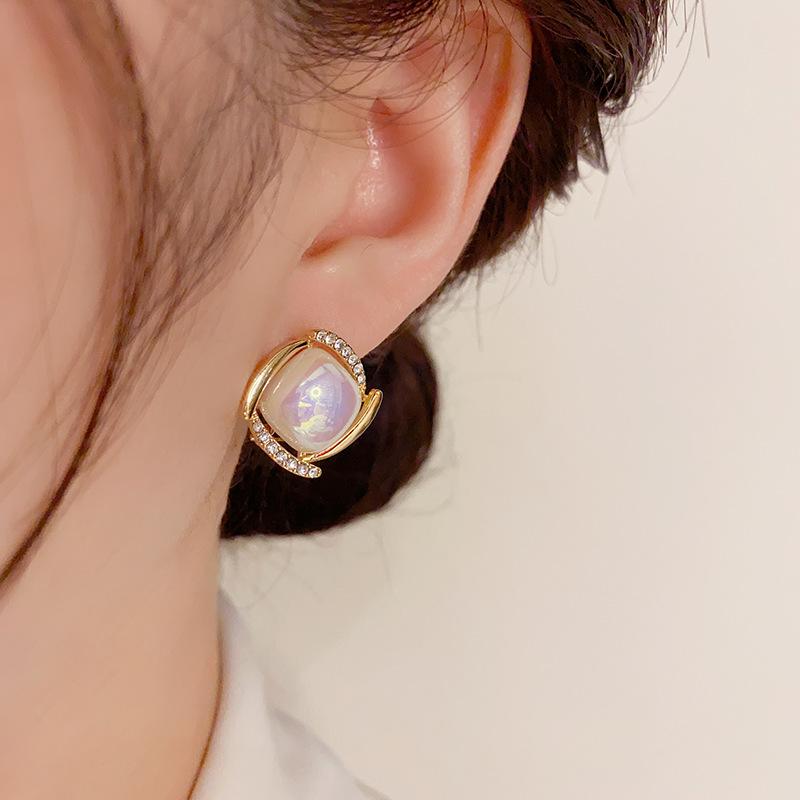 Sweet Temperament Imitation Mabe Pearl Diamond Earrings Ear Clips for Women Simple and Versatile Small Earrings