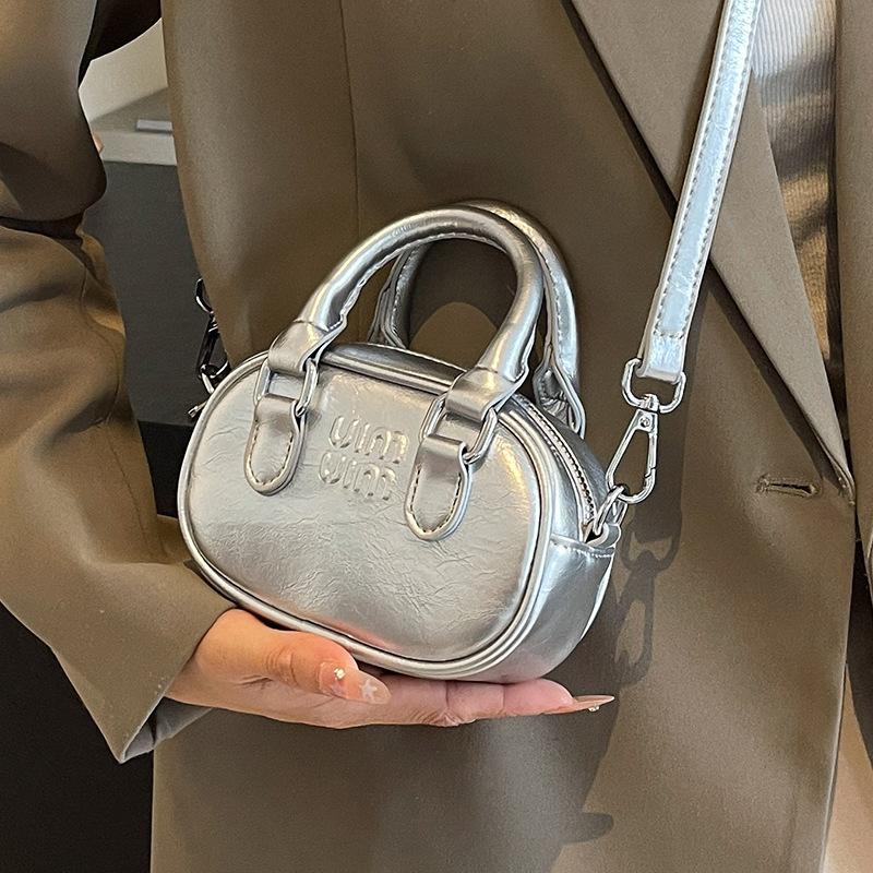 2025 new European and American retro niche trend hand-held lipstick bag versatile solid color high quality casual messenger bag