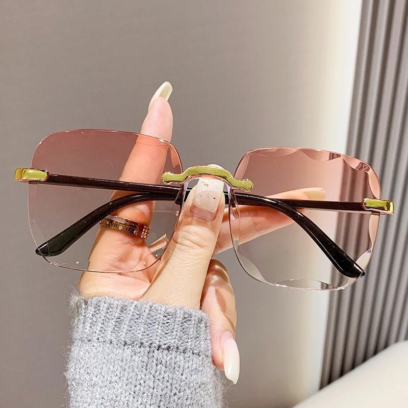 Classic Lady Big Frame Square Sunglasses Stylish Women Casual Sun Glasses Ladies Frameless UV Protection Glasses UV400 Protection Eye Wear