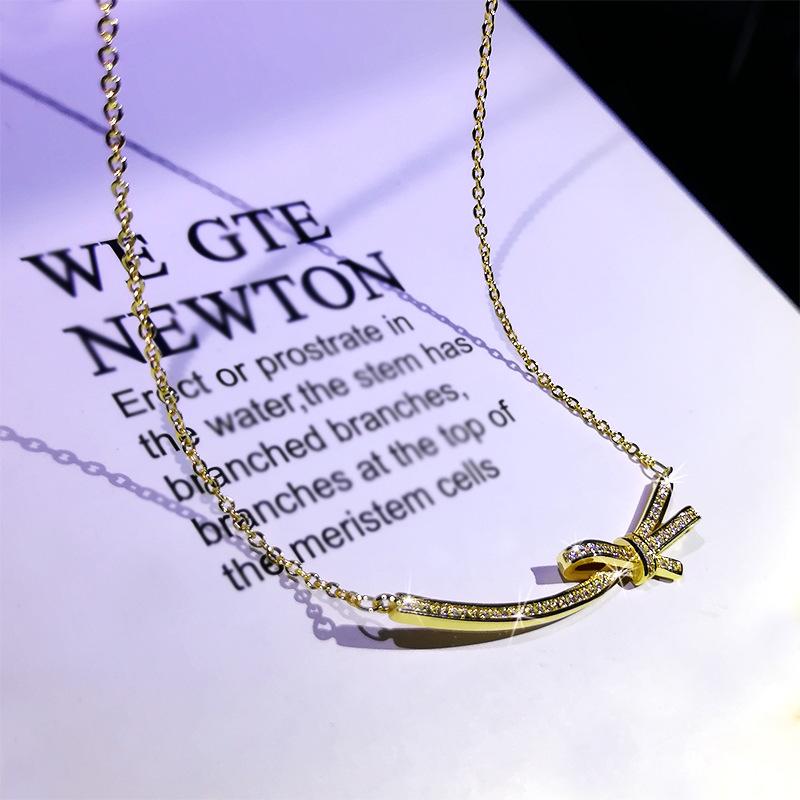 

Большая подвеска в виде смайлика в виде квадратного бриллианта с бантом на ключицу, цепочка для свитера