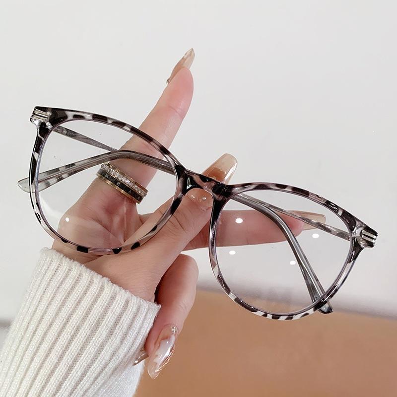 Fashionable trendy eyeglass frames, European and American Instagram influencer flat lenses, color-changing blue light blocking glasses