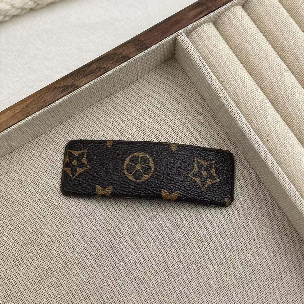 Pino de Cabelo de Couro Floral Vintage de Luxo: Presilha Coreana Estampa Retrô para Mulheres