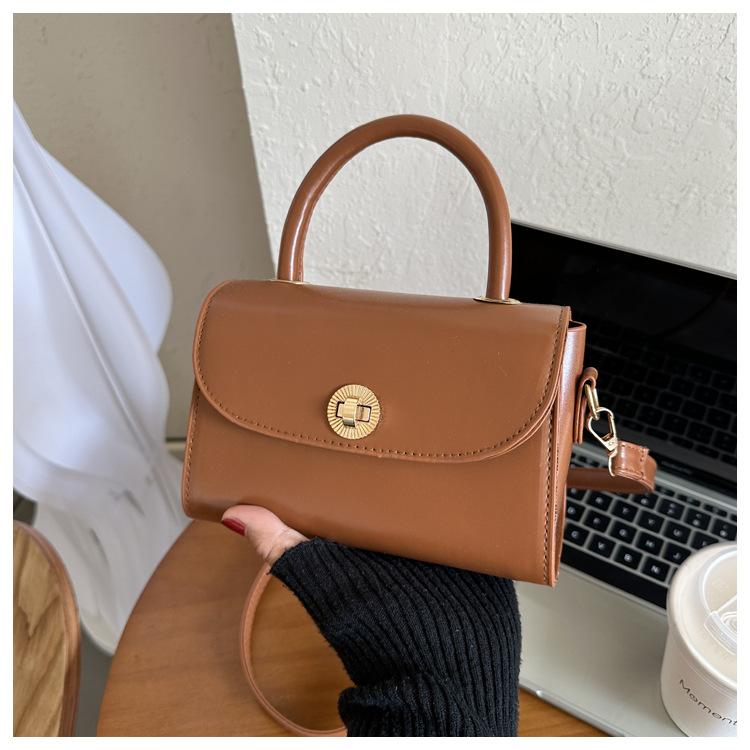 

This year s popular small bag women s winter versatile 2024 new retro shoulder messenger bag retro portable small square bag світло-коричневого кольору
