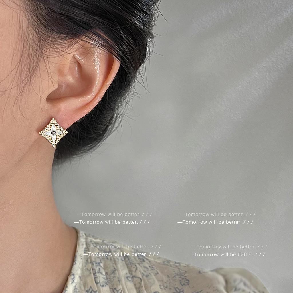 Elegant French Seashell Four-Leaf Flower Stud Earrings - Luxurious, Versatile, High-End Design for Women