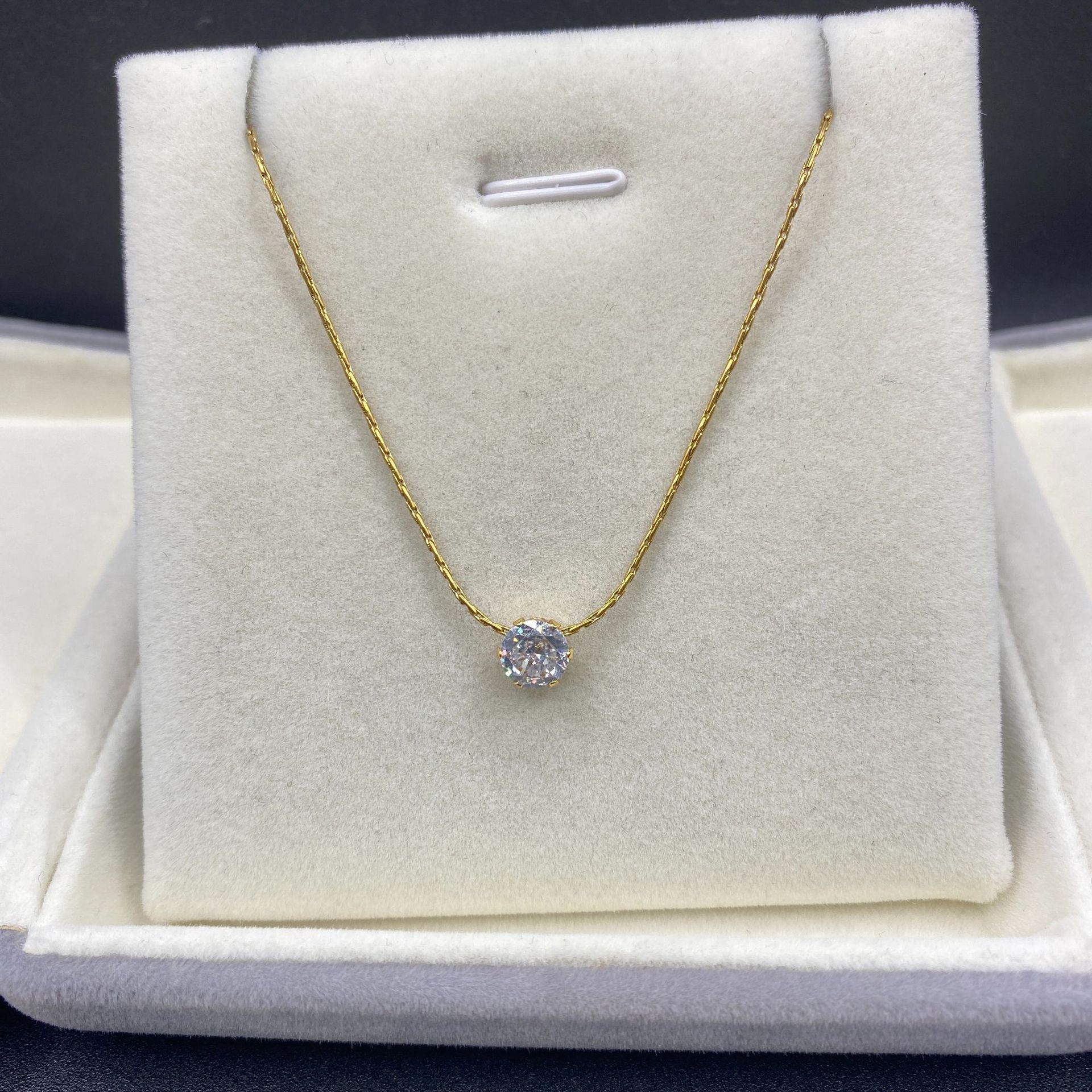 

Элегантное женское ожерелье с квадратной подвеской из муассанита и цепочкой из титановой стали