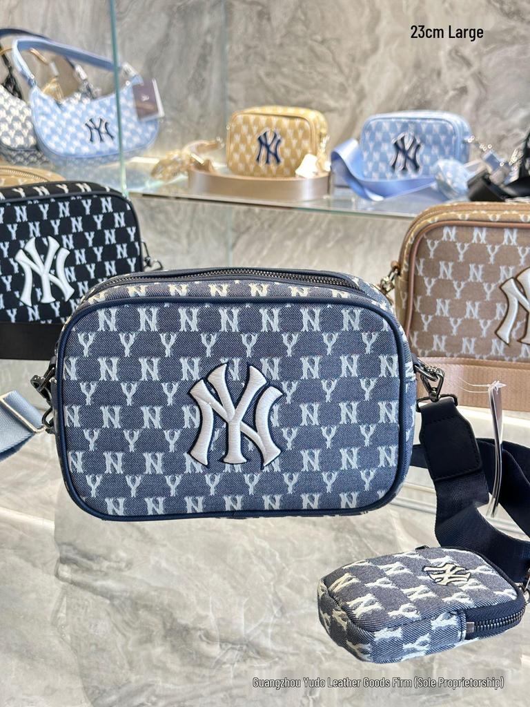 Borsa a tracolla per fotocamera MLB in tela con stampa floreale vintage NY