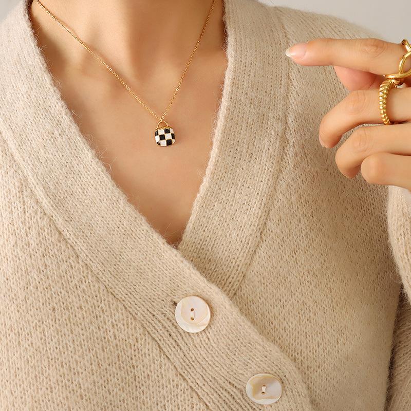 

Новый нишевый дизайн капающая масляная черно-белая клетчатая маленькая сумка кулон ожерелье титановая сталь позолоченная ключичная цепочка для женщин