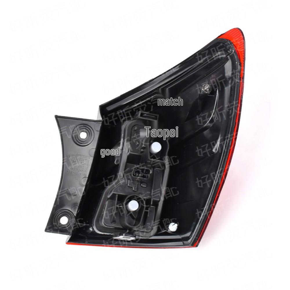 Rear Taillight Assembly for 2008-2015 Nissan Qashqai Europe: Includes Brake Turn Signals, Taillight Cover, Rear Headlights.