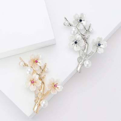 Giappone e Corea Fresca Lega Perla Tre Fiori di Prugno Spilla Temperamento Semplice Abbigliamento Donna Spilla Gioiello Spilla