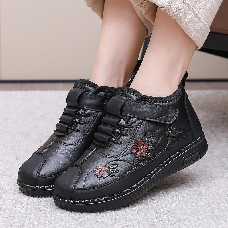 

Женские водонепроницаемые зимние ботинки с бархатной подкладкой 2024 года: Теплая кожаная хлопковая обувь для всех возрастов 41