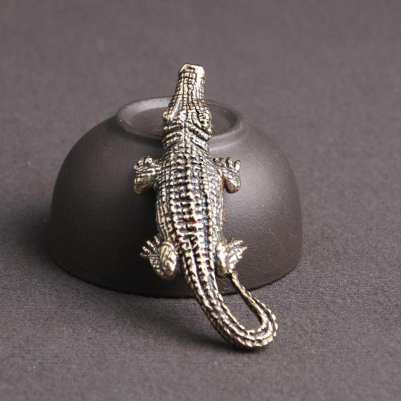 Figuras en miniatura de cocodrilo de bronce antiguo Estatua de caimán en miniatura de latón vintage Adornos de escritorio Decoración de Feng Shui para el hogar Manualidades