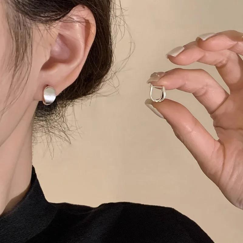 Neue Retro-Ohrringe in Goldfarbe für Damen Matt Minimalistisch Metall Silberfarbe Einfacher Matt-Anhänger Gebogen Elegant Edler Schmuck Geschenk