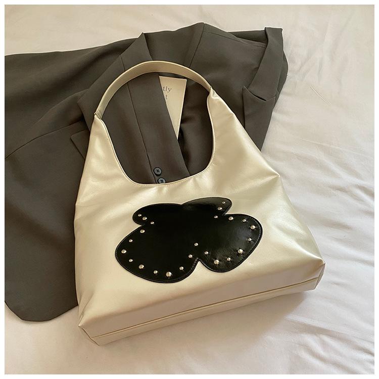 

2025 Европейские и американские заклепки сумка через плечо подмышку из масляной вощеной кожи модная и простая в стиле пустоши большая вместимость ретро тоут женская б белый