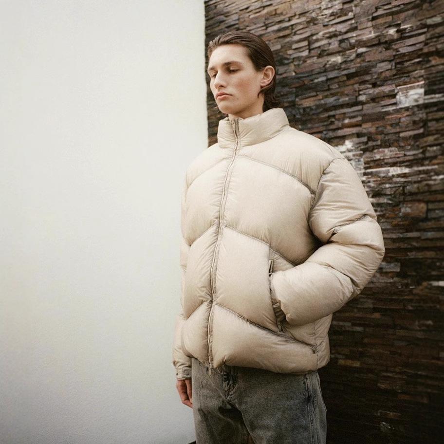 Amerikanische High Street Minimalistische Daunenwattierte Baumwolljacke mit Stehkragen und Reißverschluss mit Metall-Logo