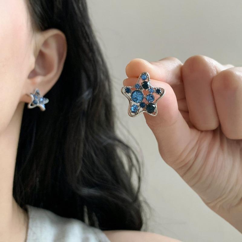 Stars fall into the sea, contrasting colors, shades of blue diamonds, hollowed out five-pointed star stud earrings, niche design earrings