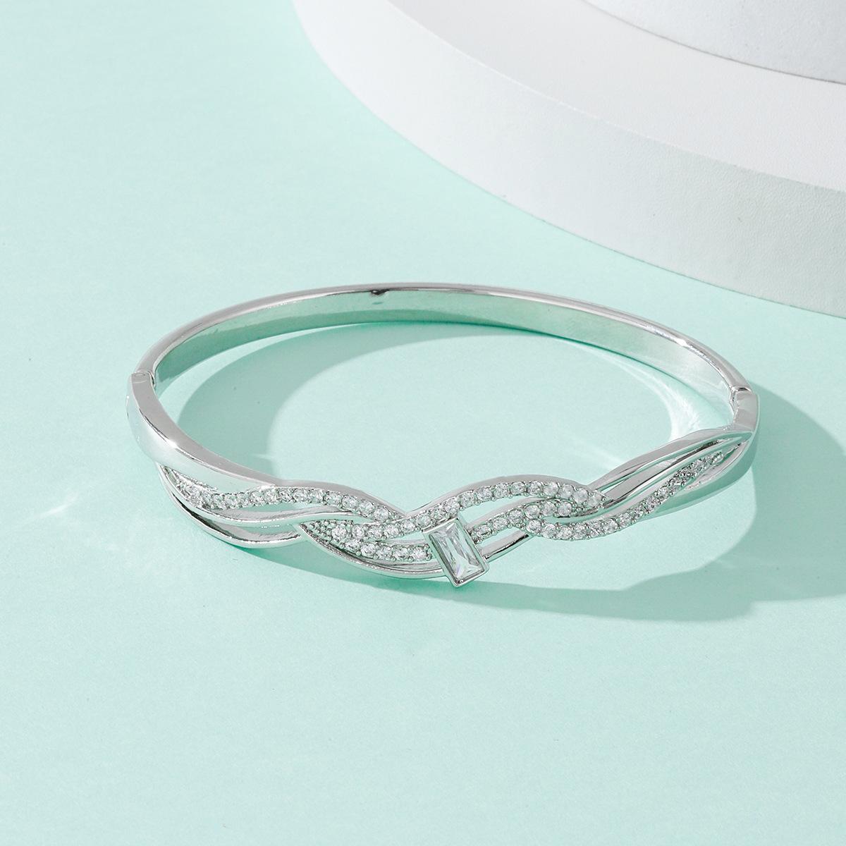 High-end Niche Open Bracelet, Versatile and Elegant, European and American One Size(16-22CM)