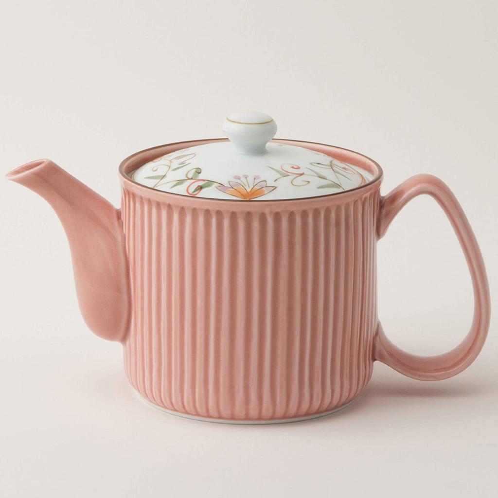 This lightweight teapot features a hand-painted floral lid, a 10cm diameter, and a 470ml capacity in a lovely pink. It includes a super-fine