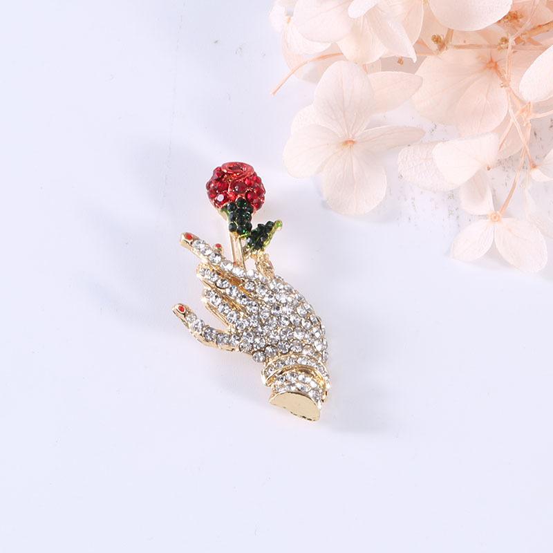 Creative Art Design Hand Holding Rose Rhinestone Brooch Hundred Towers Simple Temperament Clothing Accessories