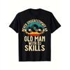 T-shirt Retrò da Uomo per DJ – Maglietta Retrò Musica Pesante 180Gsm, Stampata con Dischi in Vinile, Onde Sonore e "Non Sottovalutare Mai un Vecchio per DJ"