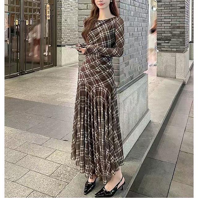 

Women s 2026 Autumn French Retro Plaid Long Sleeve Maxi Dress with Waist-Cinching Slim Fit and Large Hem Medium
