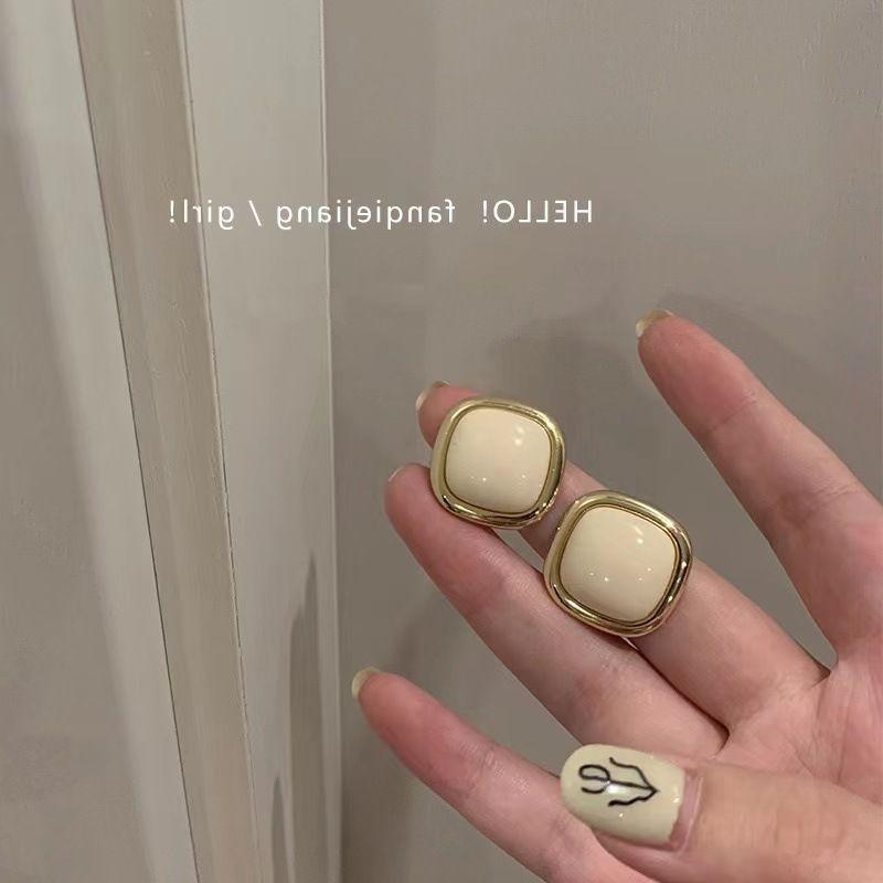Temperament Pearl Stud Earrings New Versatile Design Simple Flower Earrings Niche Earrings