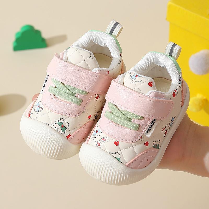 Обувь для первых шагов ребенка, осенний новый стиль, мягкая подошва, противоскользящая, для младенцев, на липучке, мультяшная, милая, кожаная поверхность, детская обувь 17