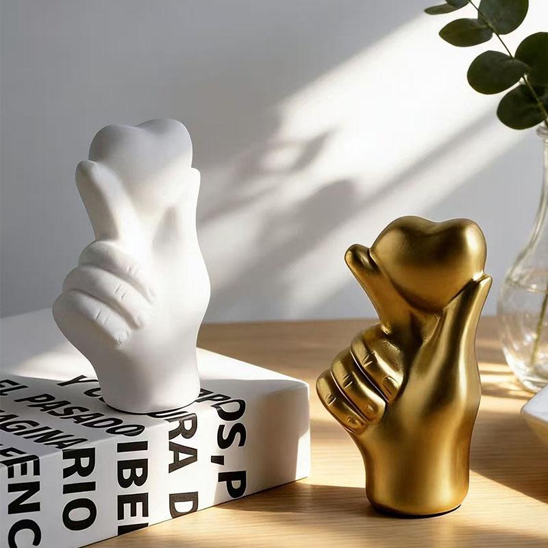 Creative Love Gesture Ornament Romantic Home Living Room Bedroom Office Desktop Decoration Ornament Anniversary Gift for Friends