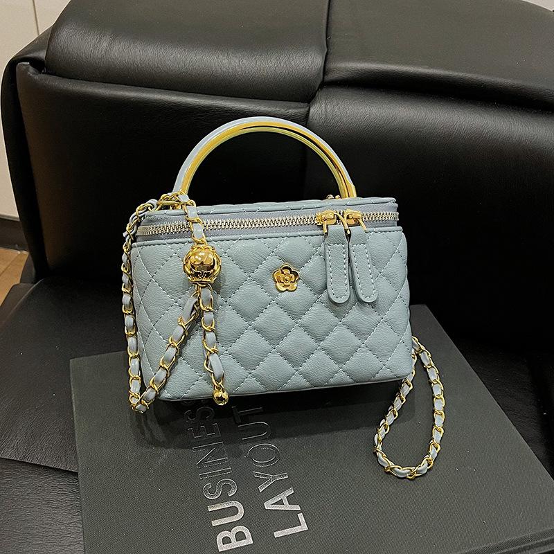 

Роскошная сумка-тоут с цепочкой Argyle Crossbody — коллекция Весна 2025