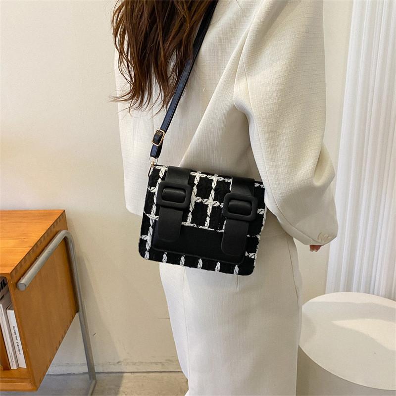 Chic Lightweight Canvas Shoulder Bag Modern Simple Crossbody Purse For Women