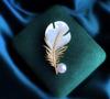 Modische Kristall Muschel Feder Brosche Pins für Damen Weiße Perle Gold Farbe Party Hochzeit Geschenke Kleidung Accessoires