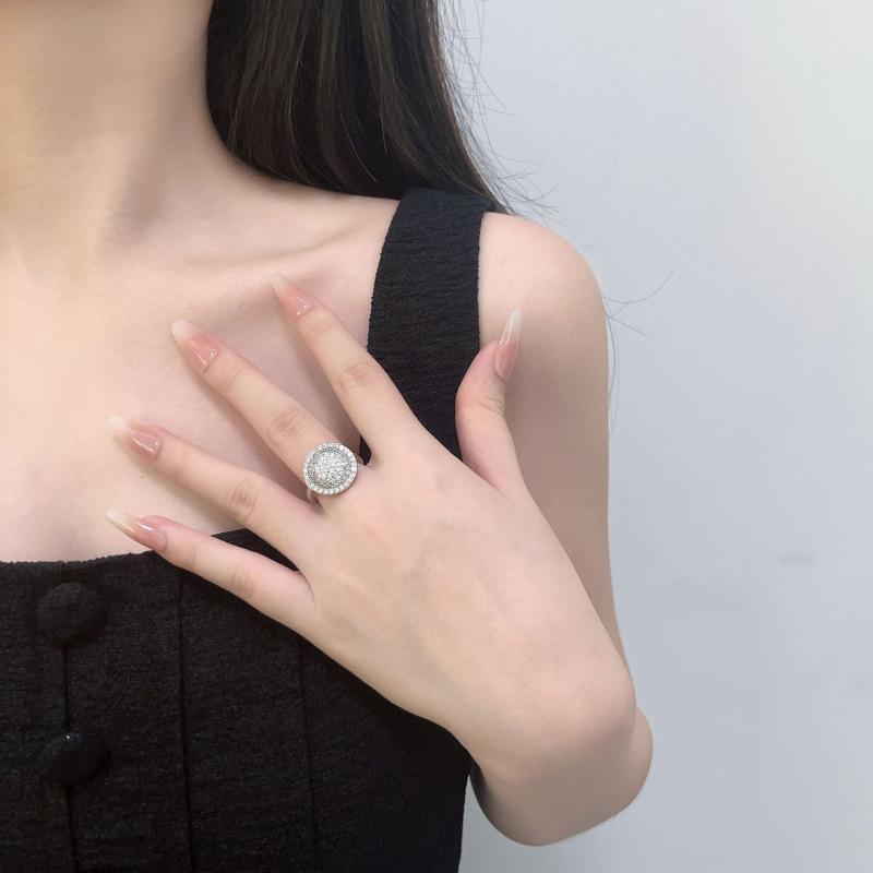 Exquisite Set With Diamond Disc Ring, Women'S Design Temperament Round High-End Ring